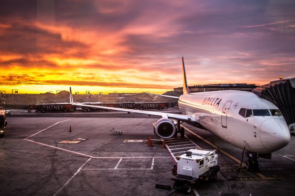 Shuttle Bandara Tarif Murah ke Hotel atau Villa di Bali Shuttle atau penjemputan dari bandara Ngurah Rai Bali menuju ke hotel atau villa dan sebaliknya Tirta Wangi Travel - Travel Banyuwangi Surabaya Malang